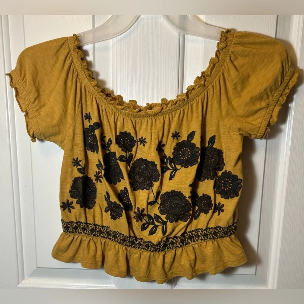 American Eagle Embroidered Size Medium Top - Picture 3 of 9